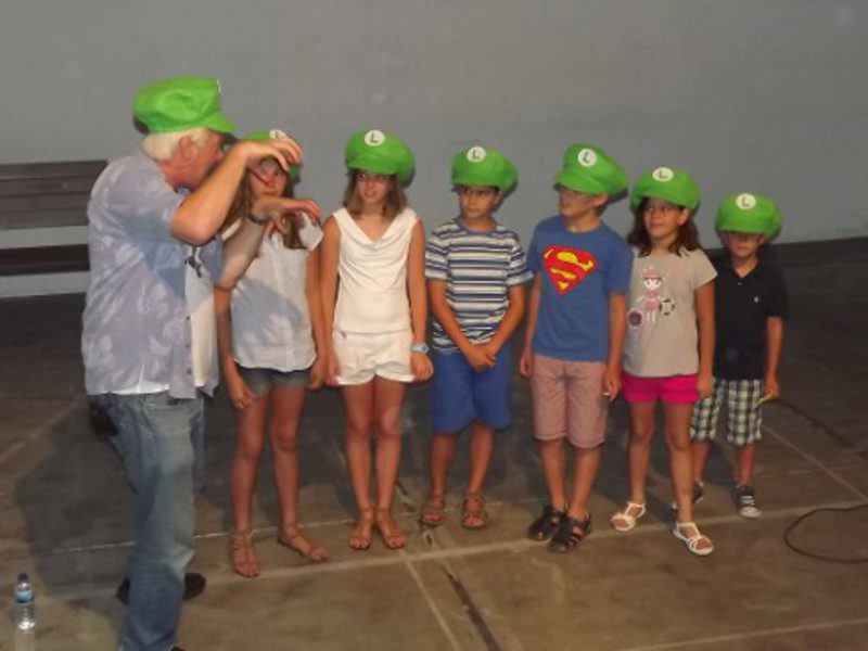 Charles Martinet enseña a niños a hablar como Mario y Luigi