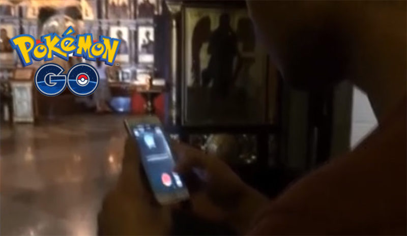 Jugar a Pokémon go en una iglesia