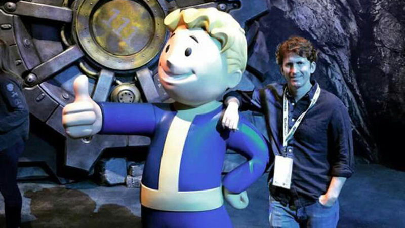 Todd Howard junto a una escultura de Pip Boy de 'Fallout'