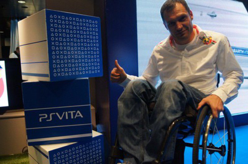 Albert Llovera y el logo de PS Vita