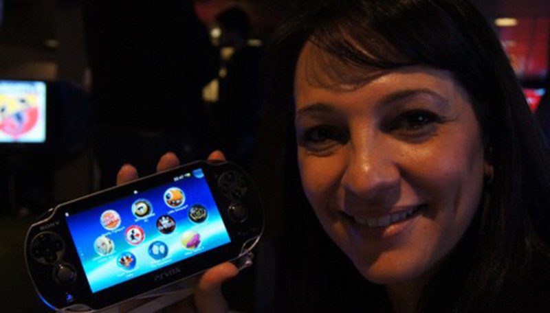 Cristina Infante con PS Vita