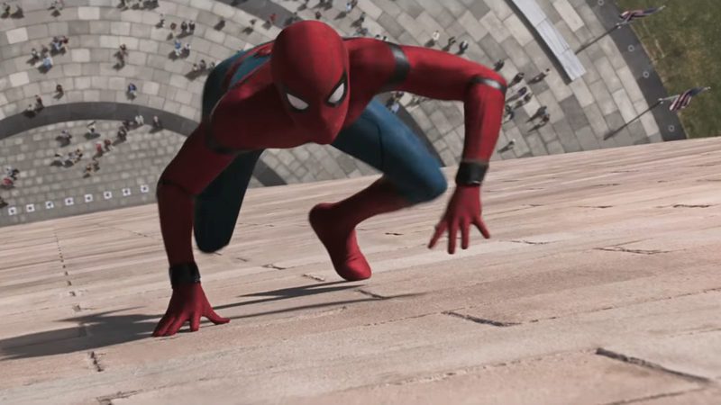 Escena de Spider-Man Homecoming, cuya secuela mantendría a los guionistas de la original. Sony negocia para conseguirlo.