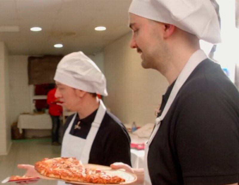Los streamers Xokas y Knekro presentando su pizza con piña en 'Disaster Chefs'