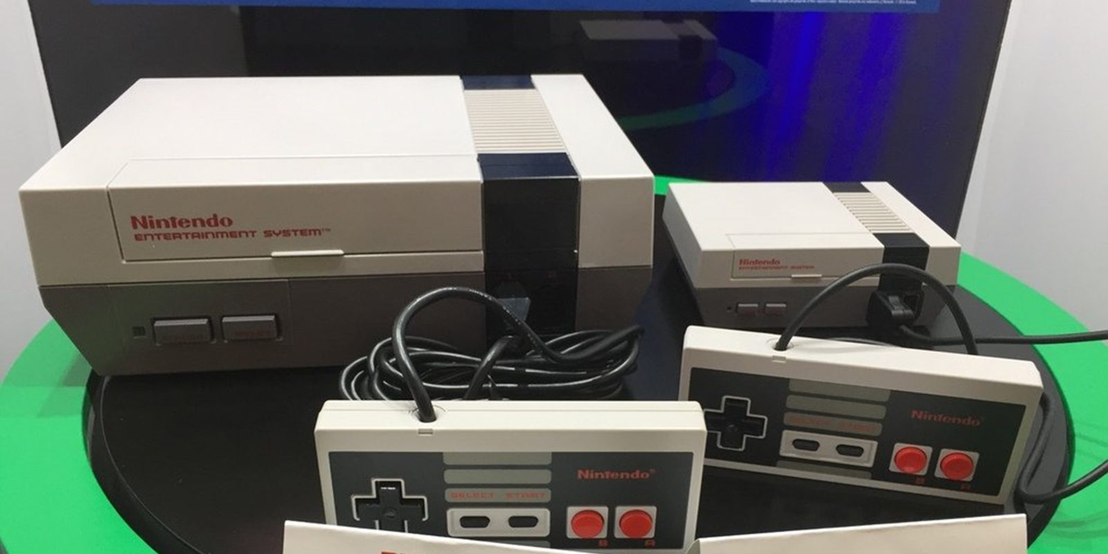Primeras imágenes reales de NES Classic Mini; comparativa con el modelo original