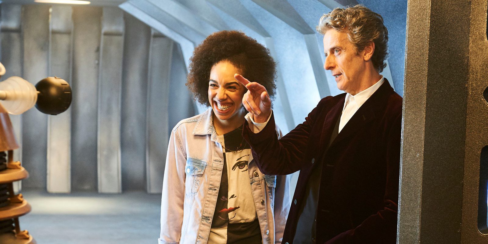 Steven Moffat: "'Doctor Who' tiene mujeres acompañantes porque la ciencia ficción ha sido históricamente cosa de hombres"