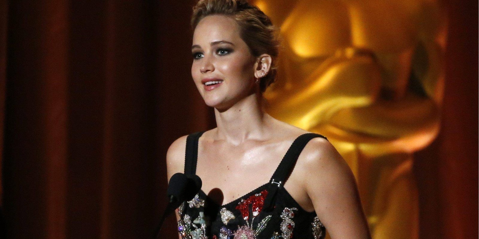 'Gorrión Rojo': La polémica del vestido de Jennifer Lawrence en una promoción de la cinta