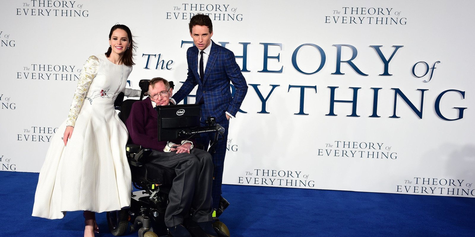 Eddie Redmayne rinde homenaje a Stephen Hawking