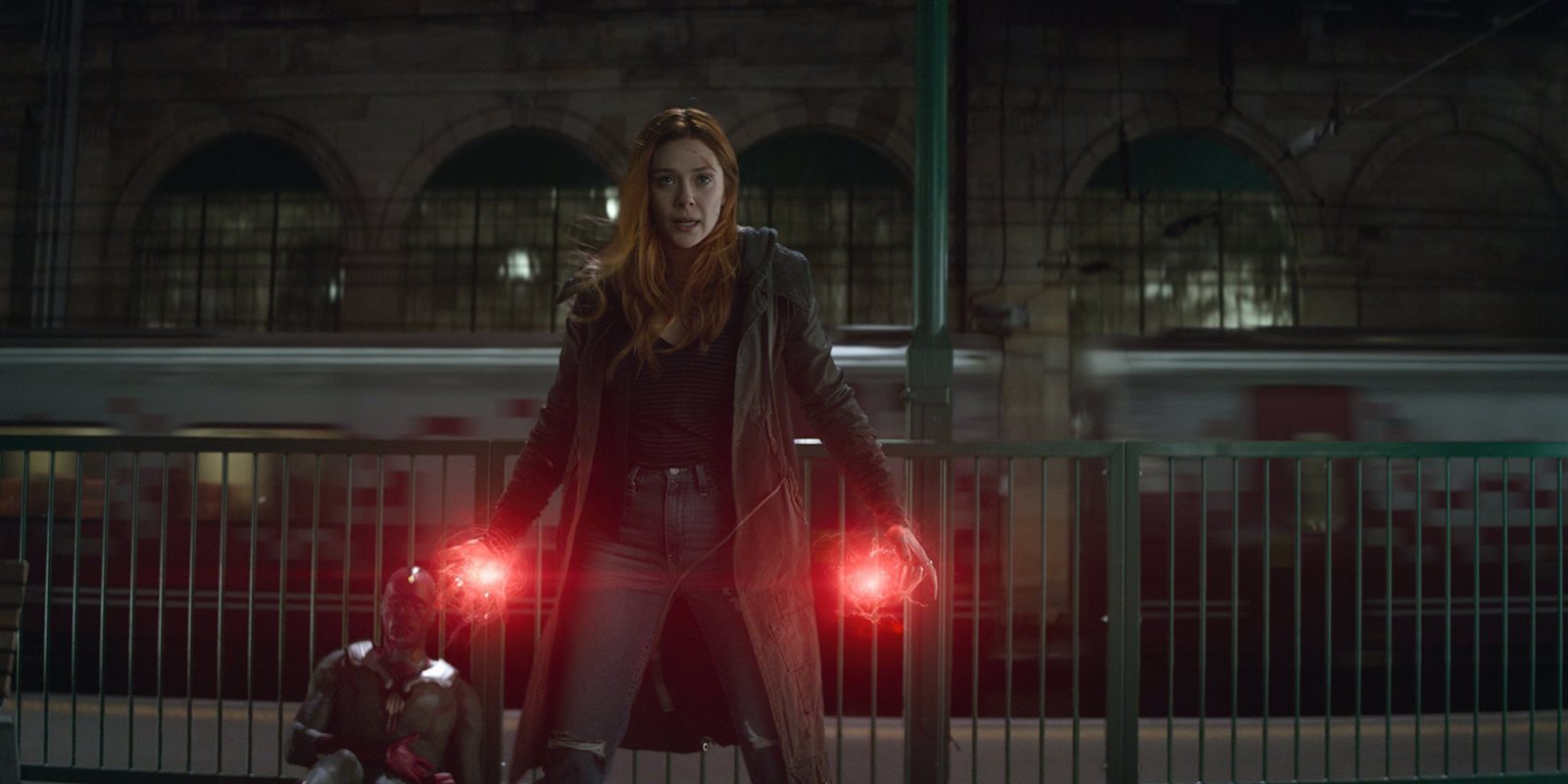 'Vengadores: Infinity War': Elizabeth Olsen se queja del escote de su traje