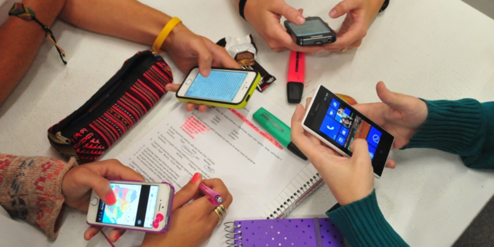 El 50% de los adolescentes cree que sus padres pasan "demasiado tiempo" con el móvil