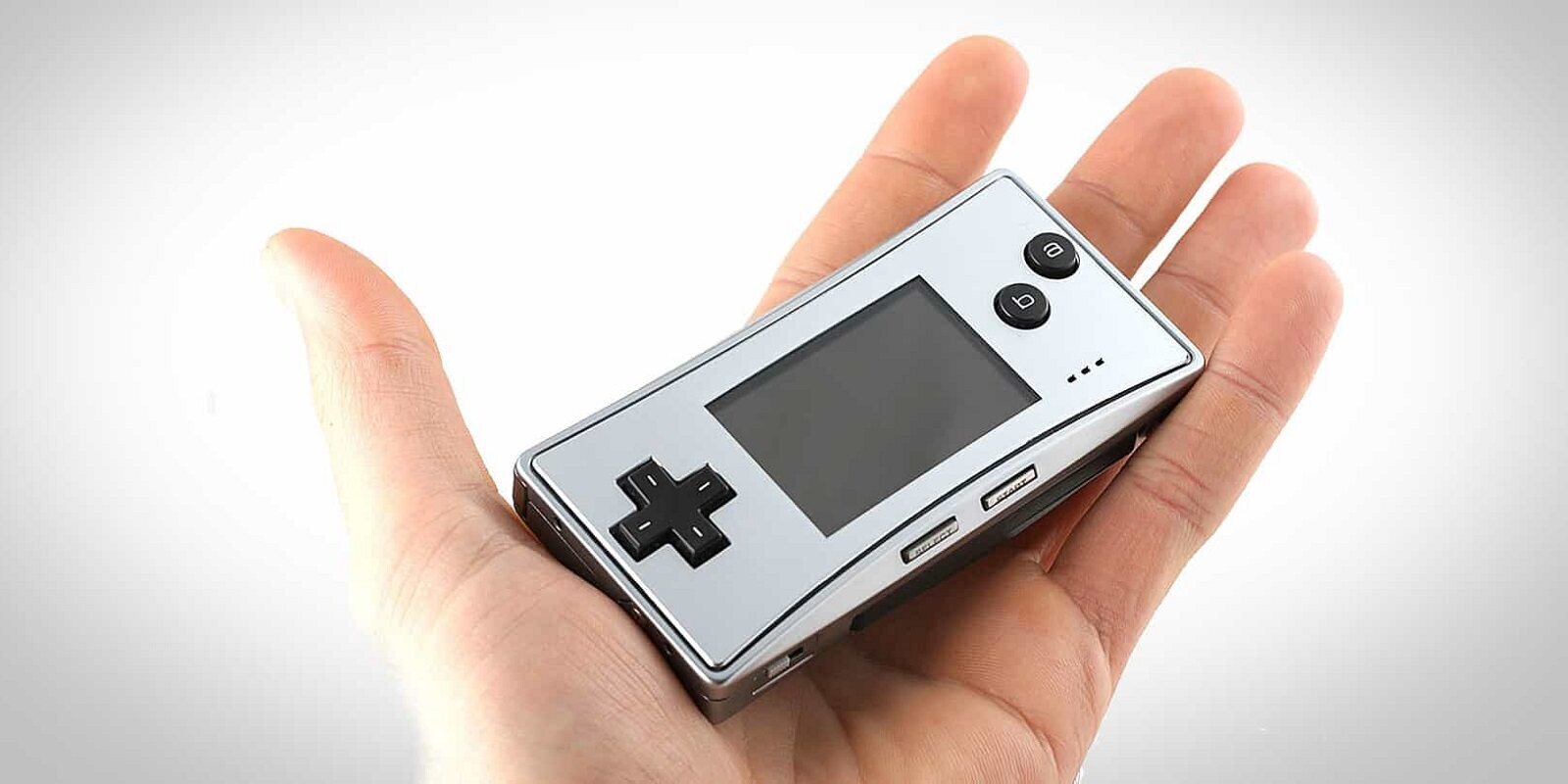 El expresidente de Nintendo of America asegura que se vieron obligados a lanzar Game Boy Micro